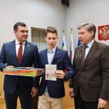 Магомед Дарсигов и Раджив Мирзалиев поздравили подростков Пролетарского и Ворошиловского районов с получением первого паспорта