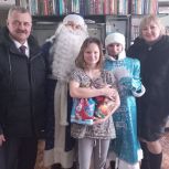 Единороссы в Республике Алтай вручают новогодние подарки детям участников СВО – фоторепортаж