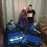 Александр Ефремов и Вячеслав Парфенов поздравили семью из Детчино с наступающими праздниками