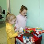 «Единая Россия» передала детям в стационарах игрушки, канцтовары, конструкторы