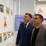 «Единая Россия» организовала работу выставки патриотических детских рисунков, посвященную Дню Конституции