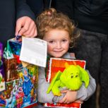 Волонтёры Южного округа Москвы привезли новогодний праздник и подарки воспитанникам детских домов Луганска