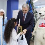 Омские депутаты-единороссы исполнили новогодние желания юных омичей