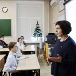 Депутаты-единороссы проводят уроки законотворчества и рассказывают о Конституции самарским школьникам