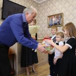Николай Великдань и Нина Аникеева навестили многодетные семьи Труновского округа