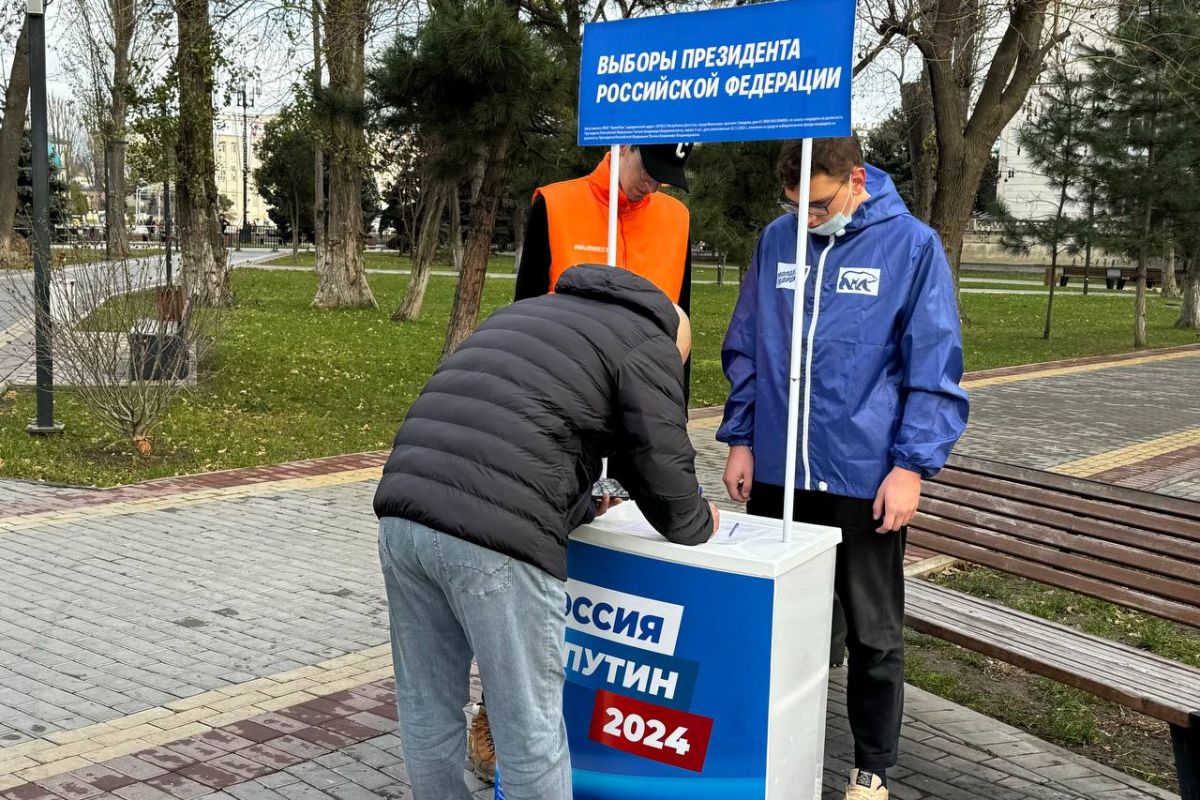 Молодогвардейцы Дагестана собирают подписи в поддержку Президента |  28.12.2023 | Новости Махачкалы - БезФормата