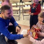 «Единая Россия» передала подарки для трёх тысяч детей вынужденных переселенцев из Харьковской области