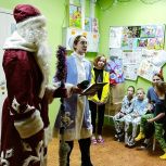Дед Мороз со Снегурочкой поздравили юных пациентов