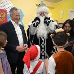 Фуат Сайфитдинов вместе с коллегами поздравил воспитанников центра «Семья» с наступающим Новым годом