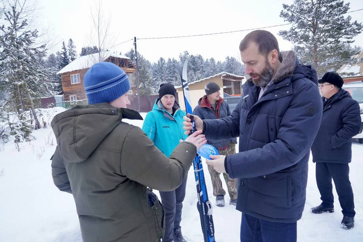 Александр Ведерников подарил лыжи 13-летнему мальчику из Черемховского  района