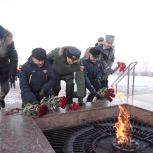 В столице Чувашии состоялось возложение цветов в честь героев Отечества