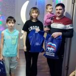 «Единая Россия» в Бердске адресно поздравляет детей участников СВО