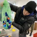 Волонтёры «Единой России» района Соколиная Гора передали на переработку пластиковые крышки и использованные батарейки