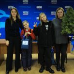 Активистки «Женского движения Единой России» в Петербурге поздравили с наступающим Новым годом семьи участников СВО