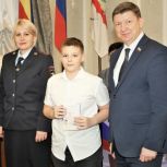 Волгодонская молодежь получила свои первые паспорта в День Конституции