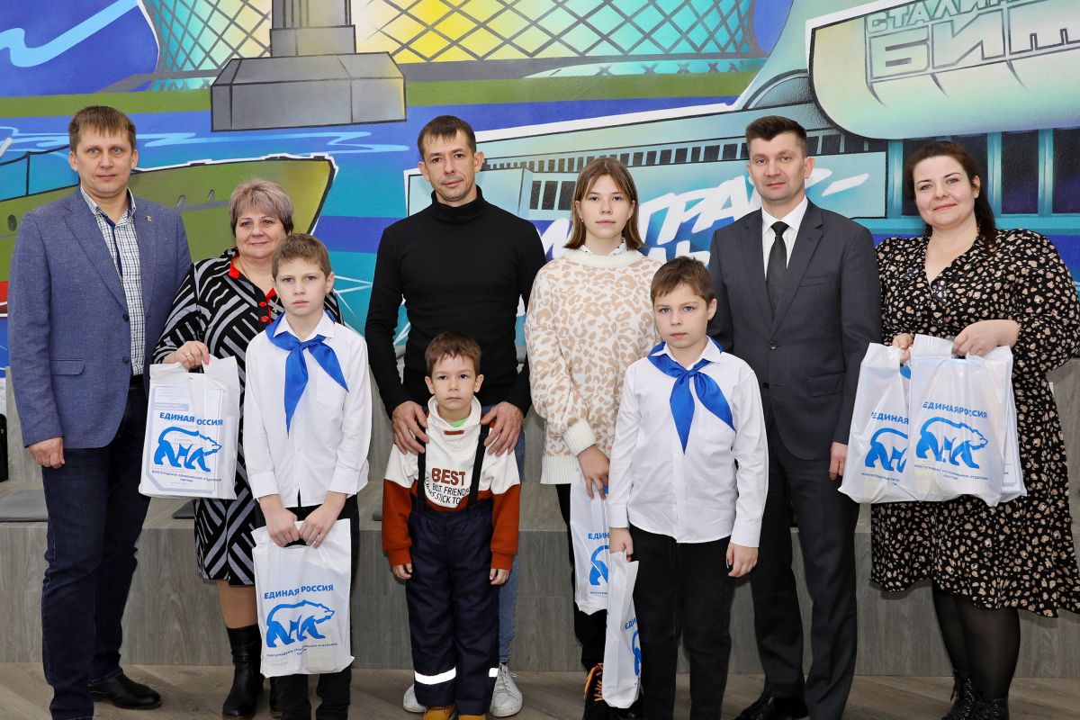 В Волгограде наградили победителей творческого конкурса на выбор креативного талисмана безопасности дорожного движения