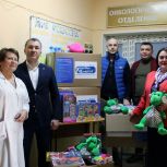 Представители «Единой России» подарили детям в стационарах игрушки, развивающие наборы, книги, раскраски