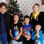 Депутаты от «Единой России» вручили новогодние подарки детям участников СВО