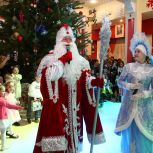 Новогодние ёлки, спектакли, сладкие подарки: «Единая Россия» в регионах поздравляет детей с Новым годом