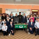 «Единая Россия» открыла в школах по всей стране Парты Героя честь участников СВО