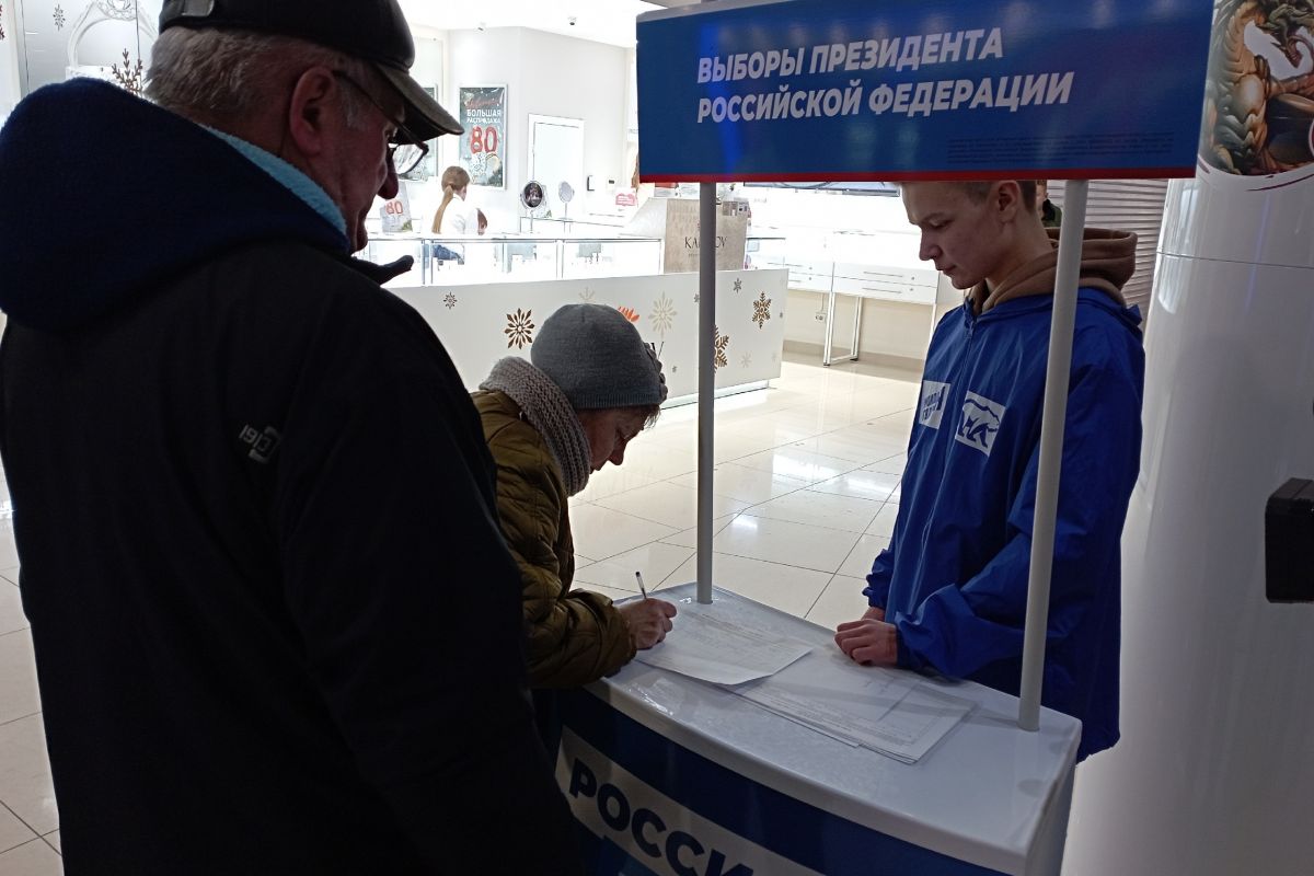 В Боровичах и Старой Руссе появились стойки для сбора подписей в поддержку  кандидата В.В. Путина | 26.12.2023 | Великий Новгород - БезФормата