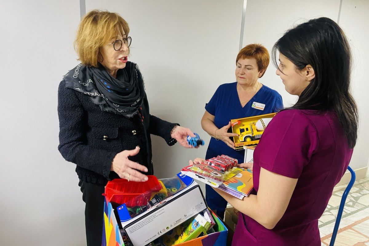 Наталия Фирюлина передала «Коробку храбрости» в Красноярскую краевую детскую больницу