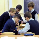 Владимир Путин подписал закон об ограничении использования телефонов в школах, за исключением экстренных случаев