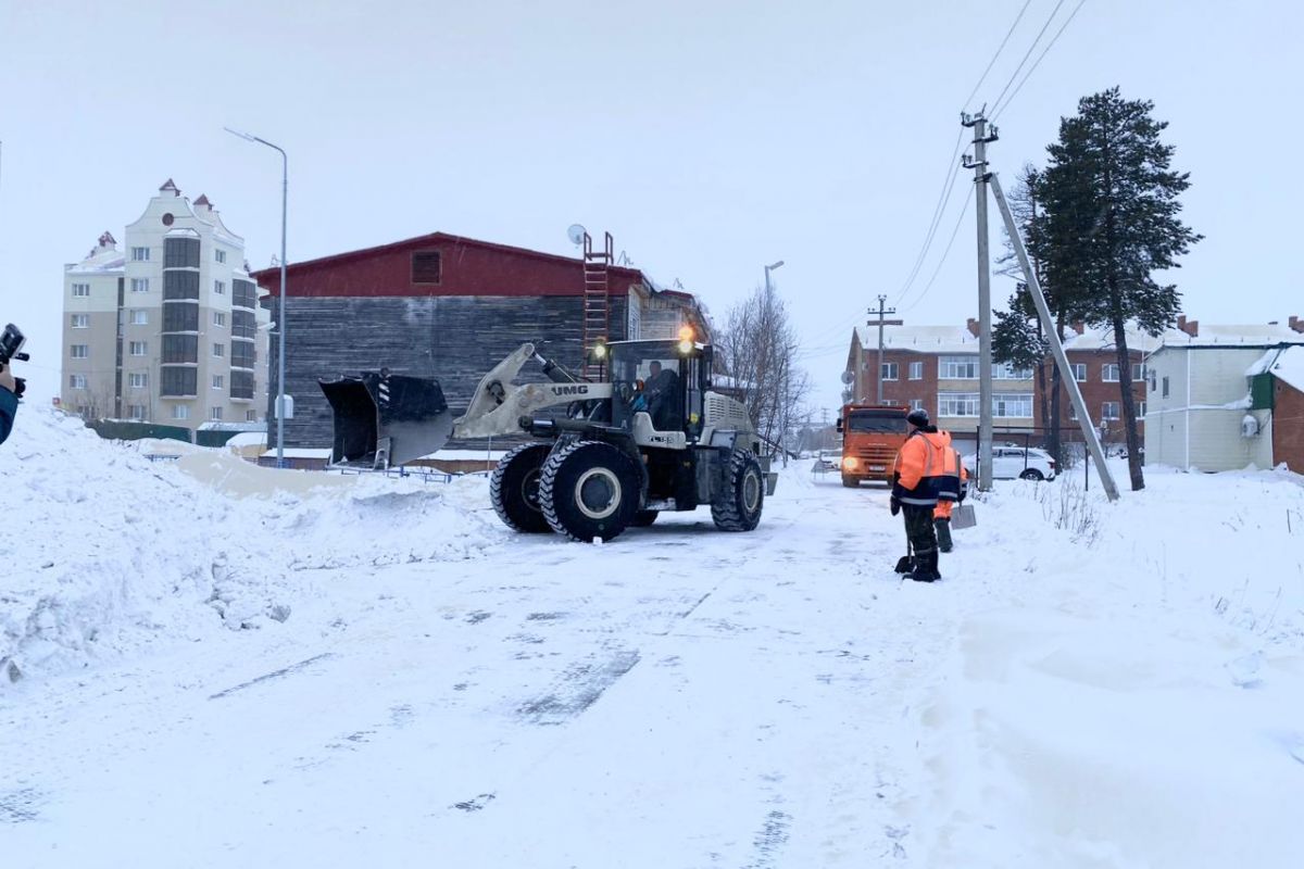 Уборка снега на дорогах и во дворах на контроле у общественников Губкинского