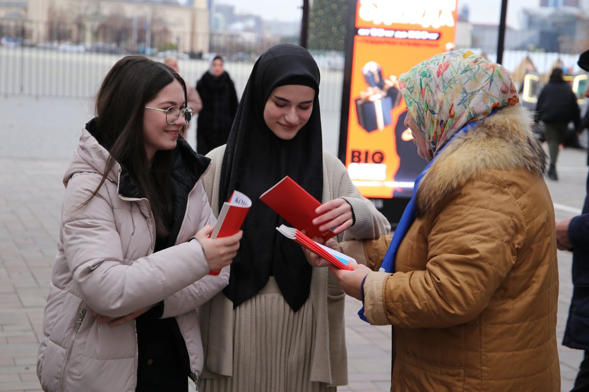 Активисты «Единой России» провели акцию по раздаче брошюр с текстом Конституции России