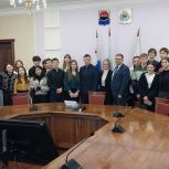 Партийцы Камчатки организовали экскурсию для школьников в Городскую Думу Петропавловска
