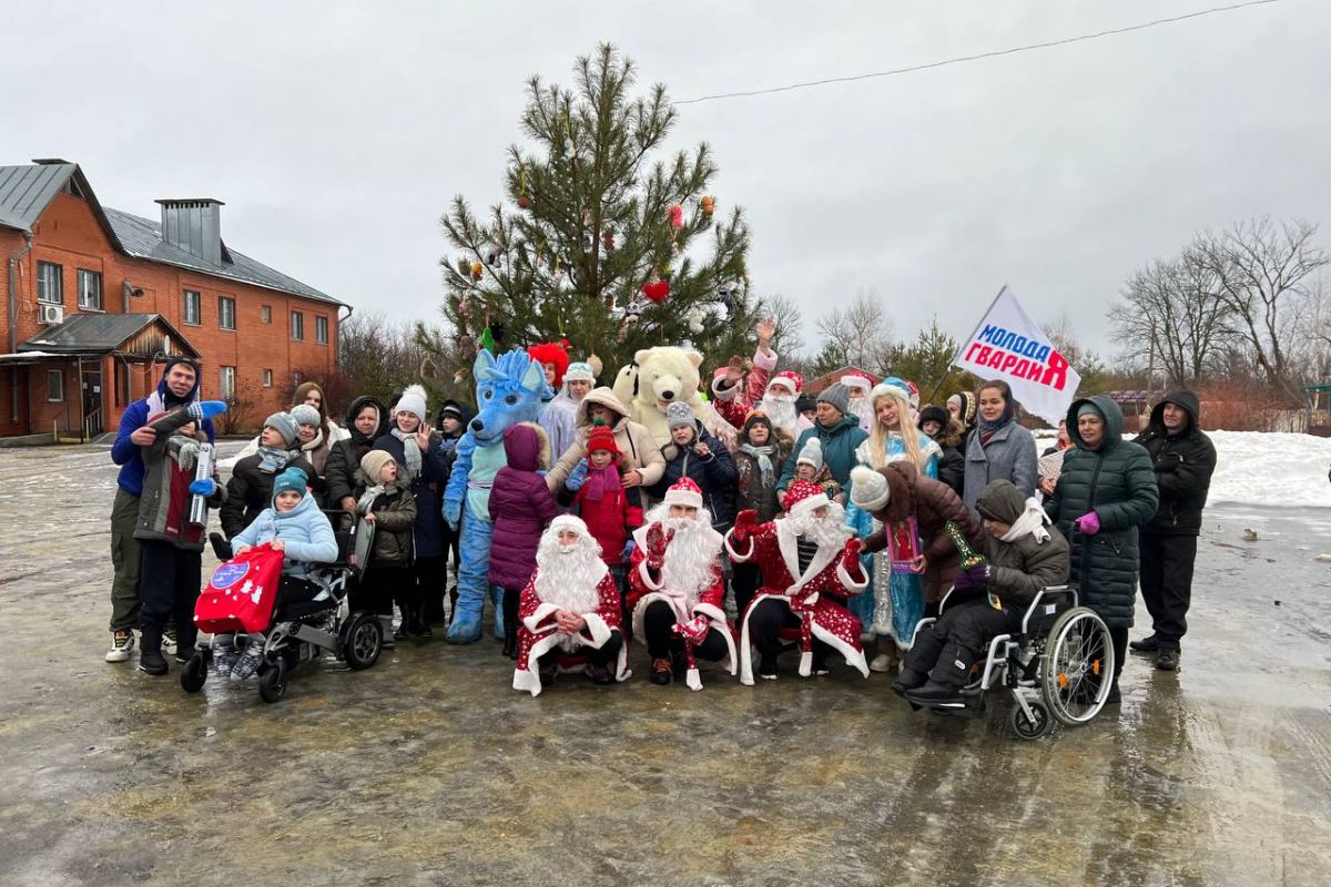 Активисты МГЕР провели ежегодный автопробег Дедов Морозов и Снегурочек