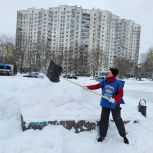 «Снежный десант»: Единороссы северо-востока столицы помогают городским службам в уборке снега