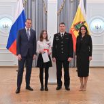 Павел Малков в День Конституции России вручил паспорта рязанским школьникам