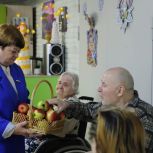 «Единая Россия» передала в дома престарелых тёплые вещи, фрукты и сладости