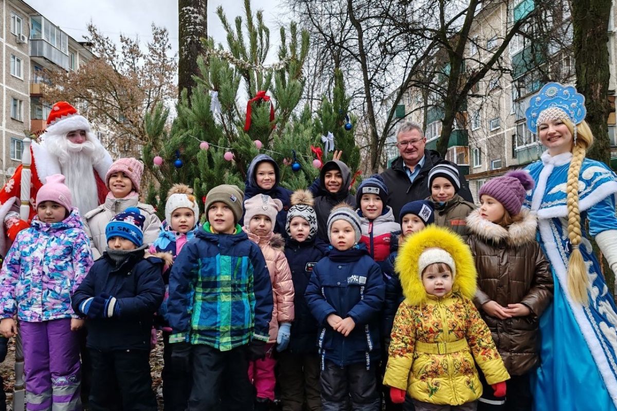 Единороссы Сеймского округа продолжают поздравлять граждан с наступающим  Новым годом | 28.12.2023 | Курск - БезФормата