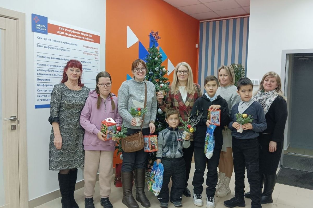 Активисты Медведевского местного отделения партии организовали детский мастер-класс