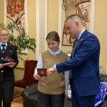 В День Конституции РФ в Костромской областной Думе состоялось торжественное вручение первых паспортов троим юным костромичам
