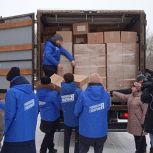 Продукты, тёплые вещи, новогодние подарки: «Единая Россия» отправила предновогоднюю партию гуманитарной помощи жителям новых регионов