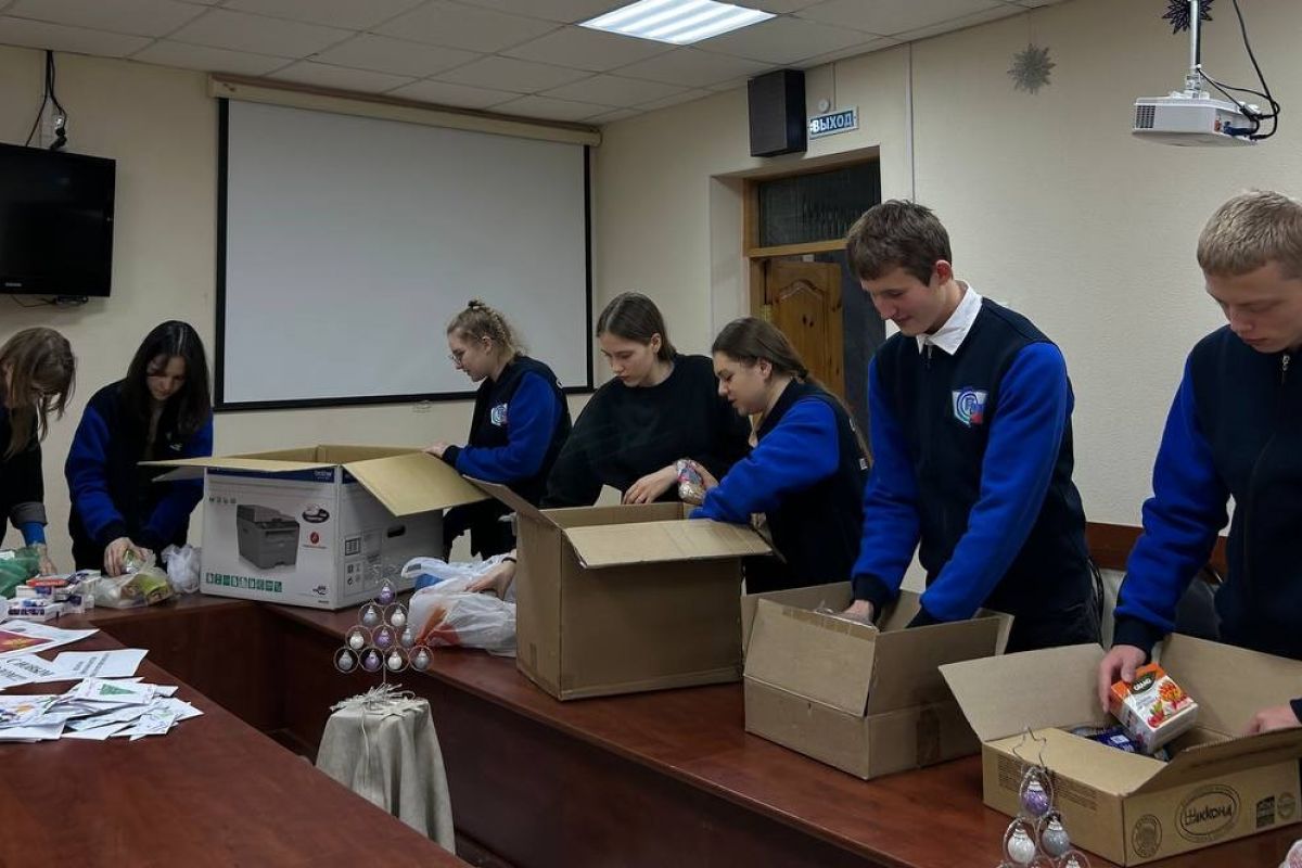 Активисты партии Волжского района передали новогодние подарки для солдат,  выполняющих боевые задачи в зоне проведения СВО