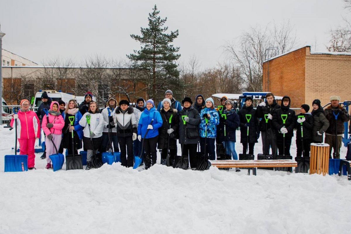 Единороссы юга Москвы организовали субботник по уборке снега в общественных местах округа