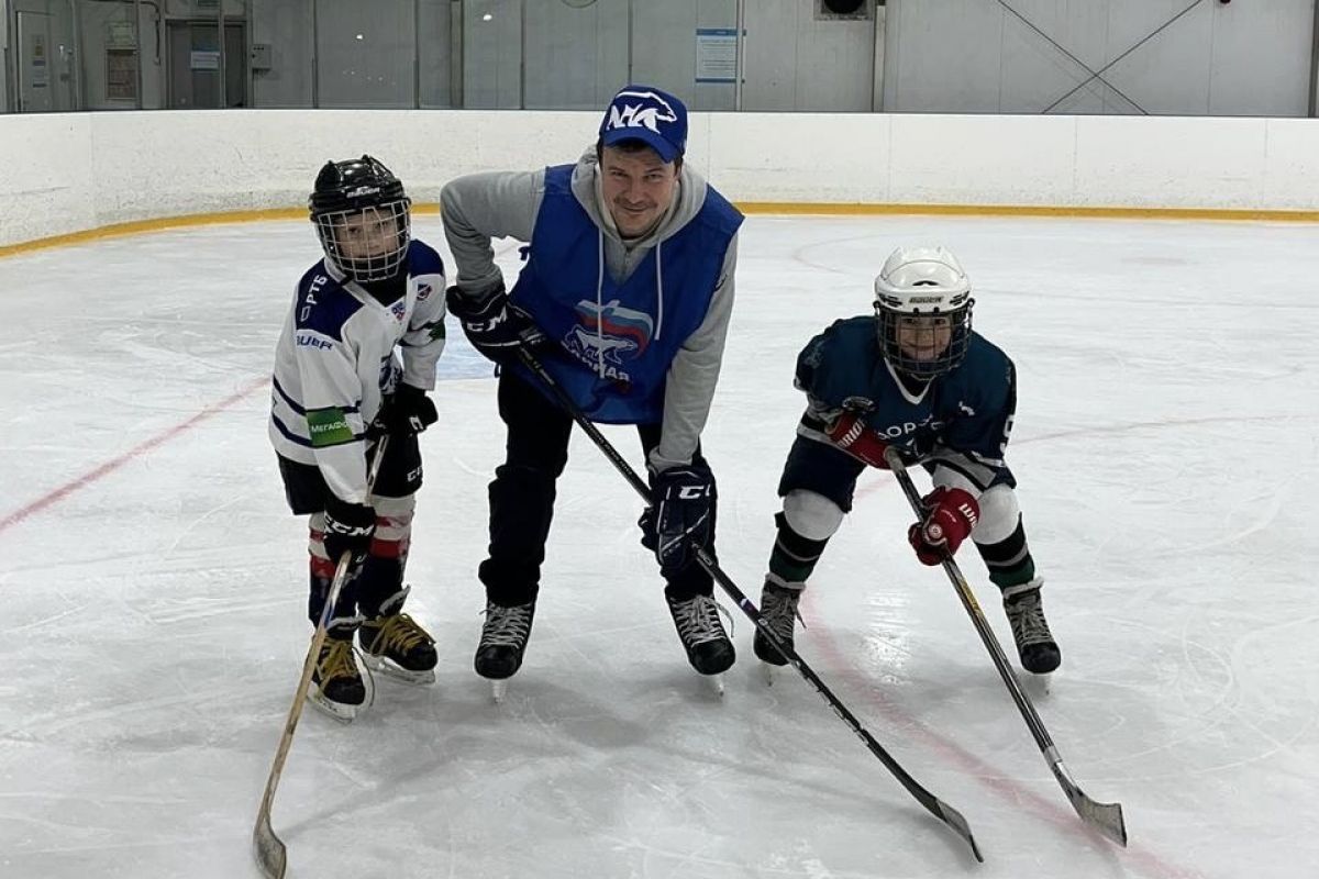При поддержке единороссов в Крылатском открылась хоккейная школа