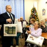 Активисты партпроекта «Единой России» «Старшее поколение» передали одиноким пожилым людям подарки, собранные в ходе акции «Серебряная ёлка»