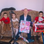 Гасан Османов поздравил с Новым годом многодетную семью