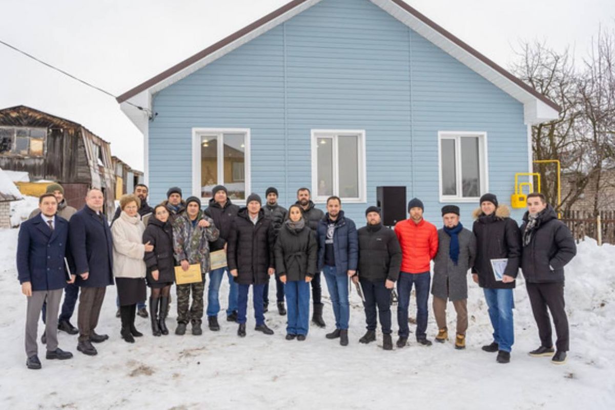 Многодетной семье погорельцев в Зеленодольском районе вручили ключи от  нового дома