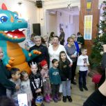 Новогодние ёлки, подарки в больницы и исполнение детских желаний: в Волгоградской области «Единая Россия» поздравила жителей с Новым годом