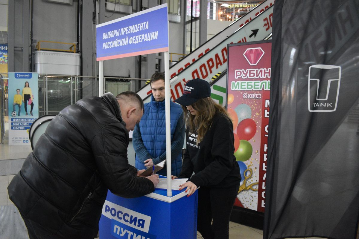 В Твери проходит сбор подписей в поддержку кандидатуры Владимира Путина на  президентских выборах