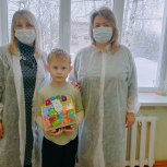 Активисты «Единой России» передали подарки детям, находящимся на лечении