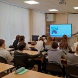 Депутаты Октябрьского района продолжают проводить уроки, посвященные Конституции РФ