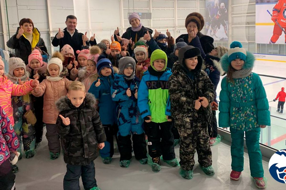 «Единая Россия» в свой День рождения провела для юных магаданцев экскурсию в «Президентский»