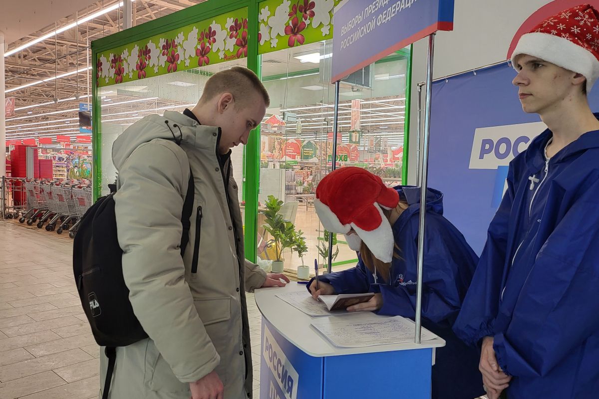 Во Владимирской области продолжается сбор подписей в поддержку выдвижения  Владимира Путина в Президенты России | 28.12.2023 | Владимир - БезФормата